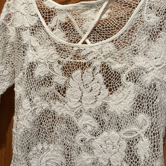 Gorgeous top for the summer. Excellent condition. - Picture 2 of 5